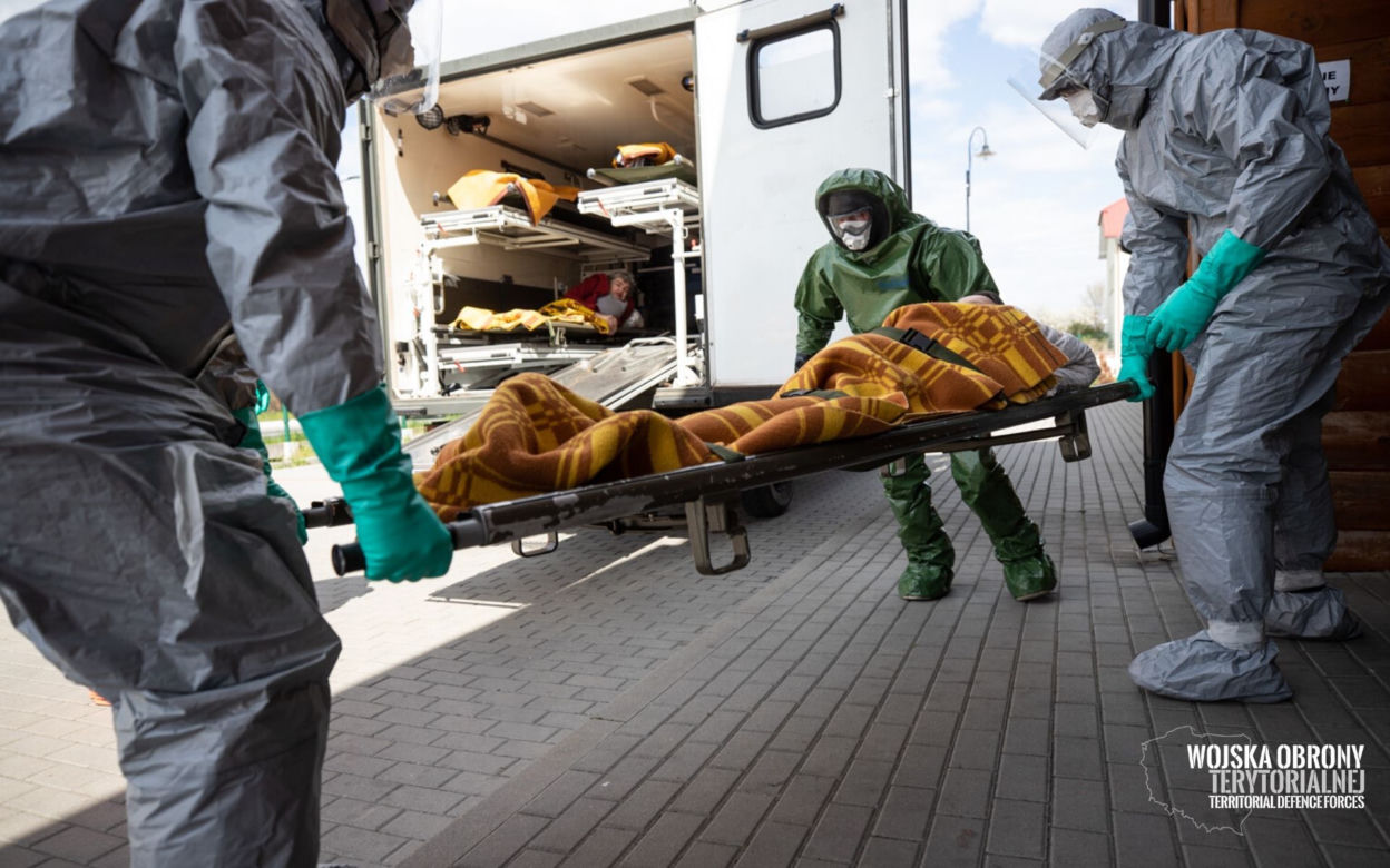 Żołnierze - chemicy wchodzą do DPSu w Kleszczowie. Rozpoczęła się dekontaminacja ośrodka! 