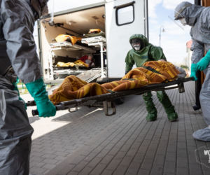 Żołnierze - chemicy wchodzą do DPSu w Kleszczowie. Rozpoczęła się dekontaminacja ośrodka! 
