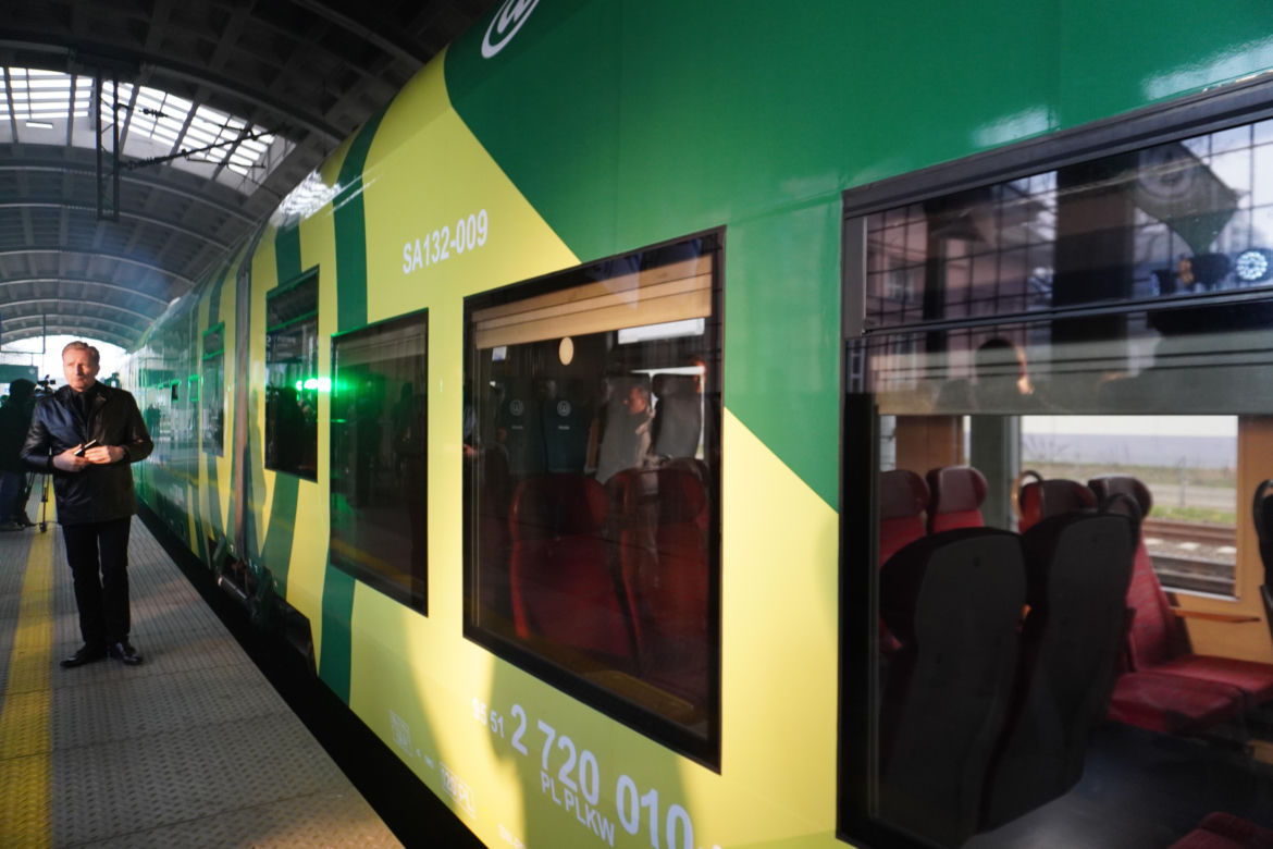 Pociąg Kolei Wielkopolskich w barwach Warty Poznań