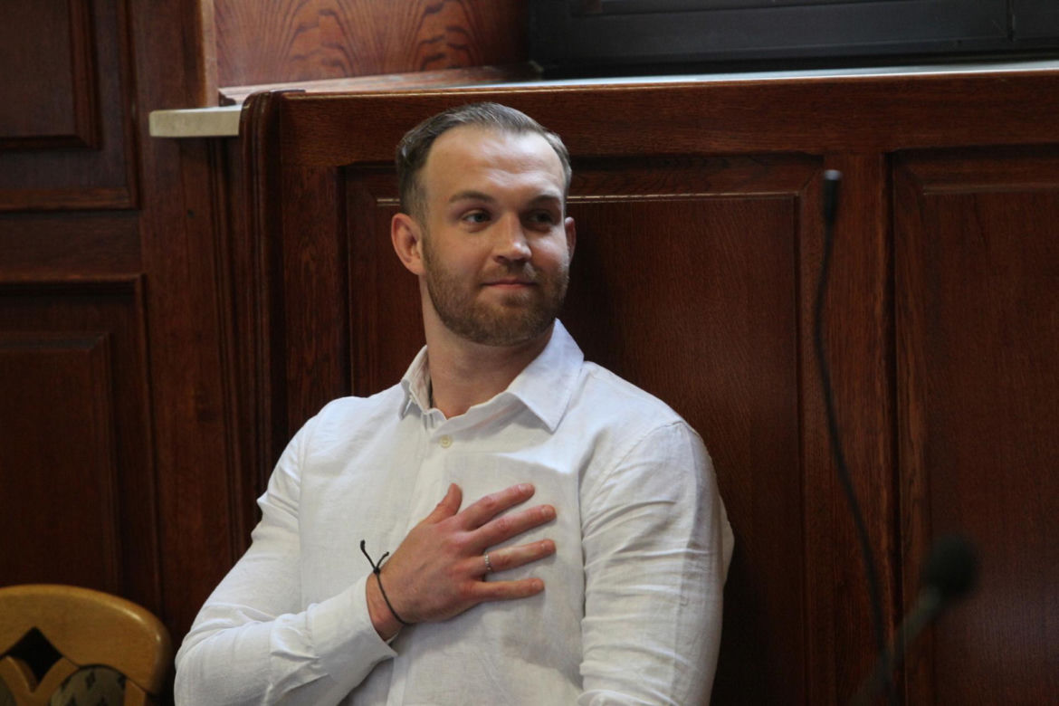 „Byłam obok, gdy tłukli Maćka”. Oskarżony o śmiertelne pobicie Maćka na Nowym Świecie z uśmiechem na twarzy słuchał zeznań świadków