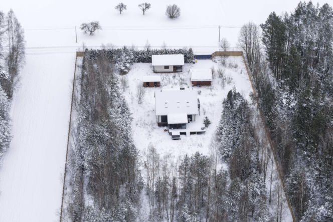 Dom Ziobry zasypany śniegiem czeka na gospodarza