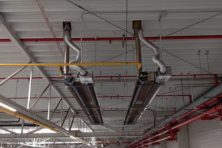 Promienniki ciepła w halach przemysłowych – skuteczne i ekonomiczne ogrzewanie