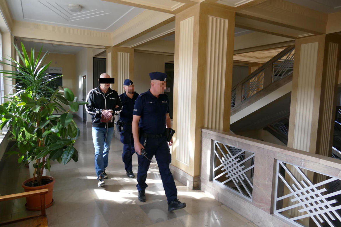 Tomek położył się odpocząć na podłodze. Już nie wstał. Został zadźgany przez znajomego