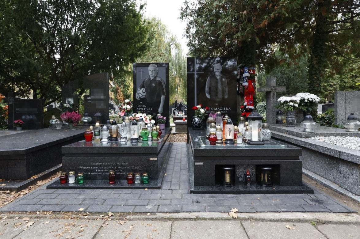 Groby Jacka Magiery i Lucjana Brychczego na Cmentarzu Wojskowym na Powązkach