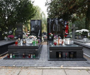 Groby Jacka Magiery i Lucjana Brychczego na Cmentarzu Wojskowym na Powązkach