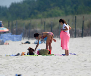 Kaczyńska z nieznajomym smaży się na plaży