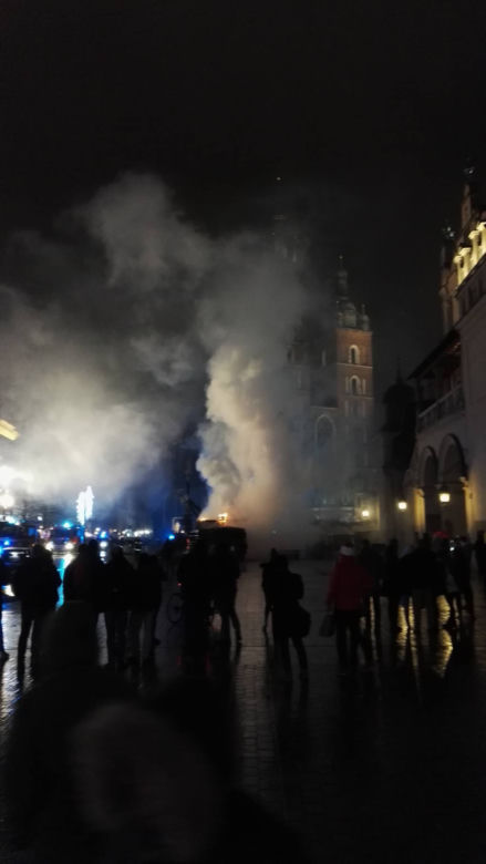 Chwile grozy na krakowskim Rynku: Zapaliły się stragany [ZDJĘCIA]