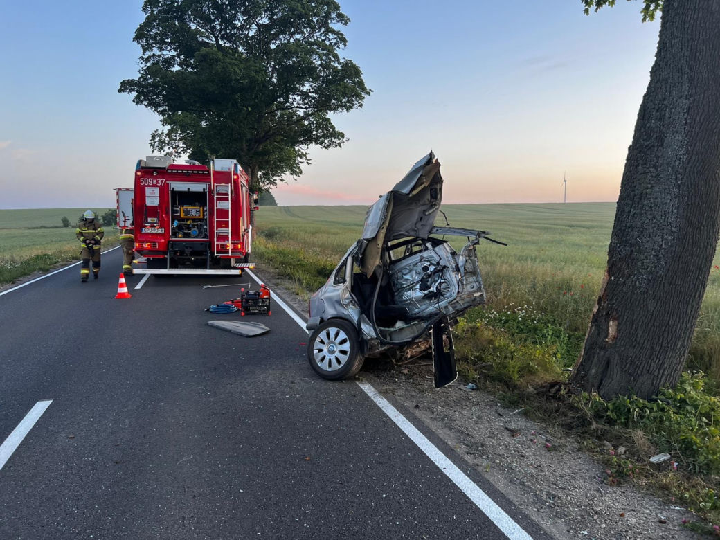 19-latek zginął w potwornym wypadku. Volkswagen pękł na dwie części. "Koszmarny widok"