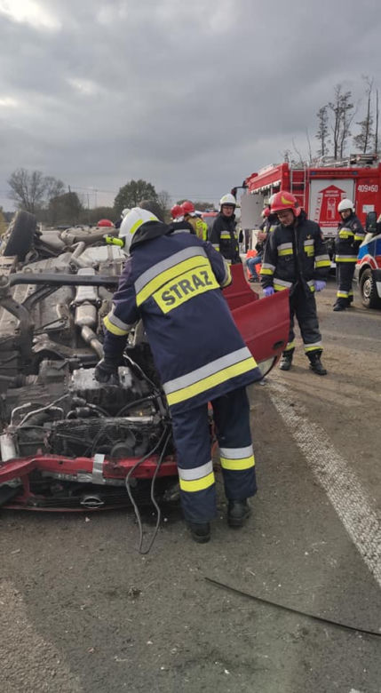 Niebezpieczne dachowanie w gminie Rusiec. 3 osoby w szpitalu!