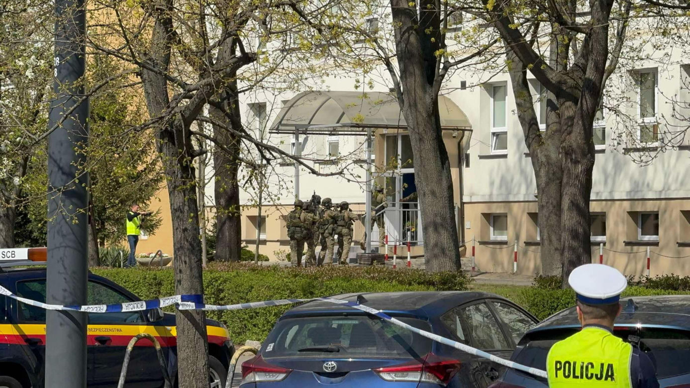 Kontrterroryści w liceum w Warszawie! Teren odgrodzony. Co się dzieje?