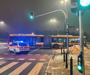 Nocny wypadek autobusu w Warszawie