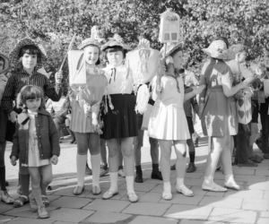 Dzieci z lampionami podczas festynu (1968 r.)