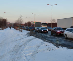 Cwani kierowcy jechali chodnikiem