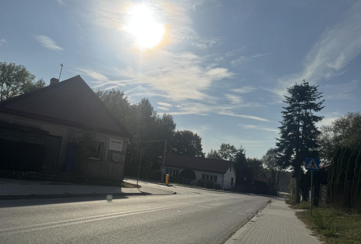 Motocykl uderzył w policjanta, 22-latek uciekł z miejsca zdarzenia