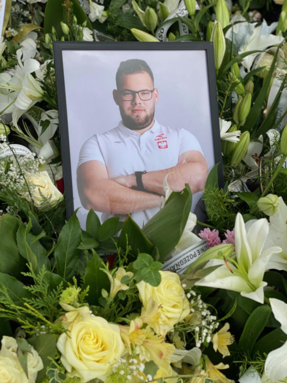 Przejmujący widok na grobie Jakuba Pracharczyka. 20-latek zginął w katastrofie awionetki