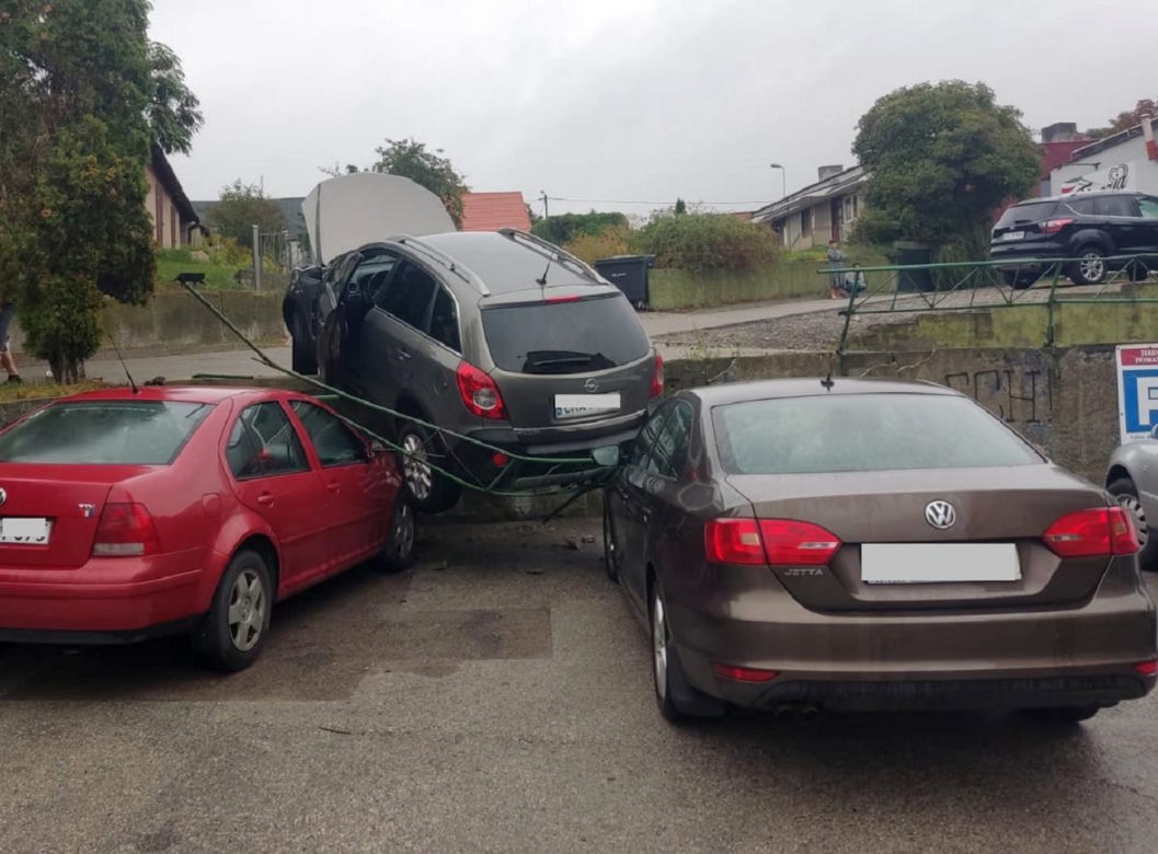 Groza na parkingu w Radziejowie. Źle zabezpieczone auto staranowało barierkę