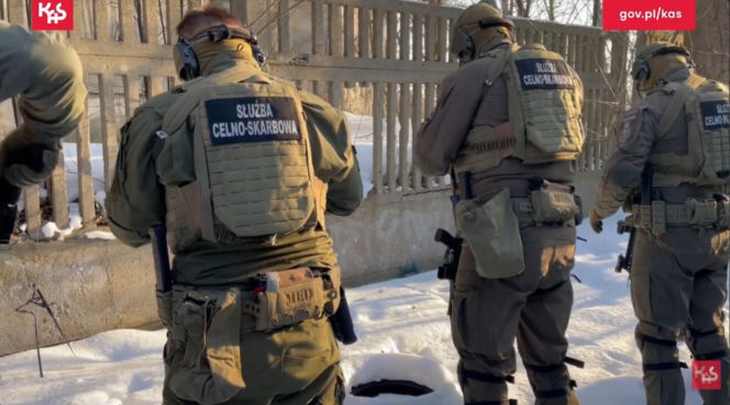 Celnicy zlikwidowali nielegalną fabrykę papierosów. Przejęli towar warty ponad 10 milionów