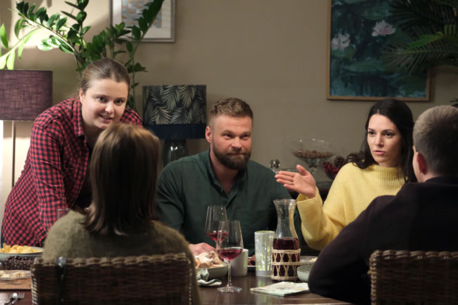 M jak miłość odc. 1933. Matylda (Klementyna Lamort), Majka (Matylda Giegżno), Ewelina (Anna Jarosik), Michał Winiar (Tomasz Rożniatowski), Mateusz (Rafał Kowalski)