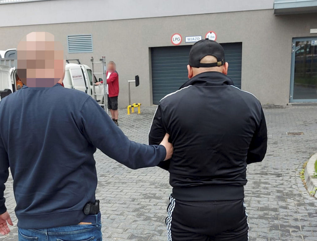 Okradł ze wspólnikami mieszkanie. Wpadli, bo zgubił w nim paragon
