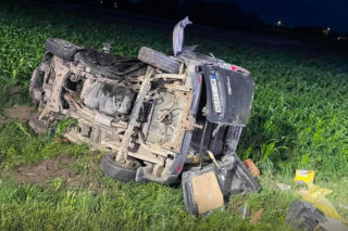 Poważny wypadek pod Płockiem. Bus przewrócił się na bok, sześć osób trafiło do szpitala