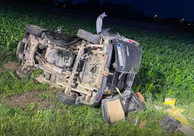 Poważny wypadek pod Płockiem. Bus przewrócił się na bok, sześć osób trafiło do szpitala