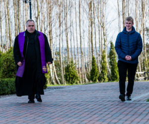 Ksiądz spowiada, spacerując [ZOBACZ ZDJĘCIA]