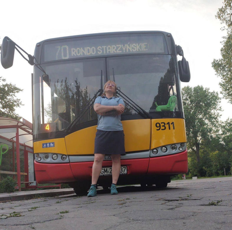  Jamnik za 799 złotych! Kierowczyni autobusu w Warszawie ukarana za maskotkę na szybie. „Chcę walczyć z tym absurdem”