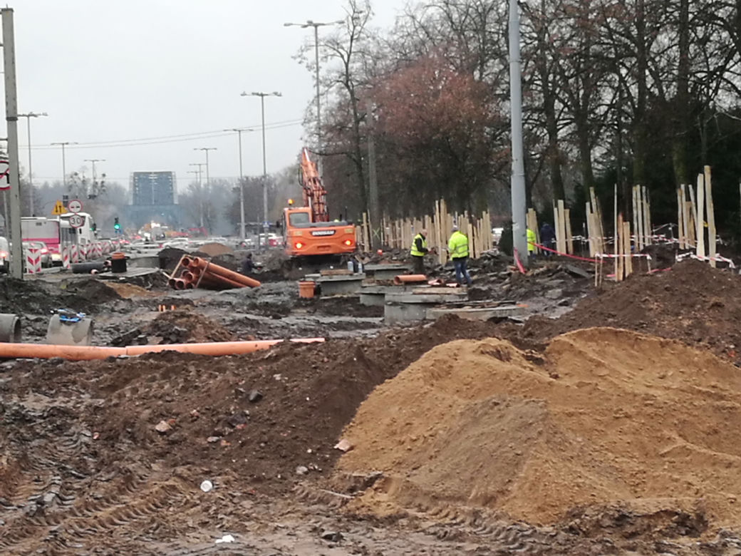 Trwają prace drogowe na al. św. Jana Pawła II. Zaglądamy na plac budowy