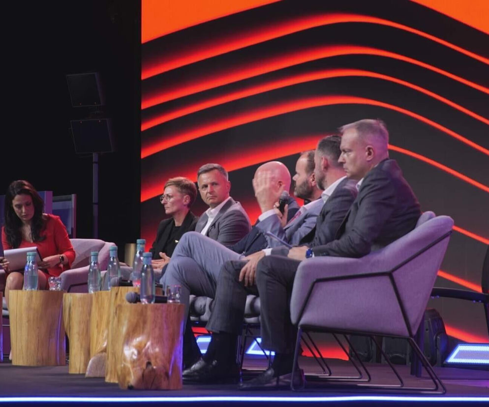 Prezes Holcim Polska Maciej Sypek z uczestnikami debaty Kongresu Nowej Mobilności. Relacja z wydarzenia w serwisie Eska.