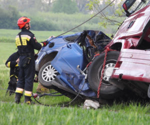 Kierowca zmiażdżony w aucie po czołowym zderzeniu