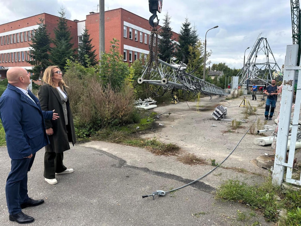 Ostrowiec Świętokrzyski. 32-metrowy maszt rozebrany. Powiat walczył o to 2 lata