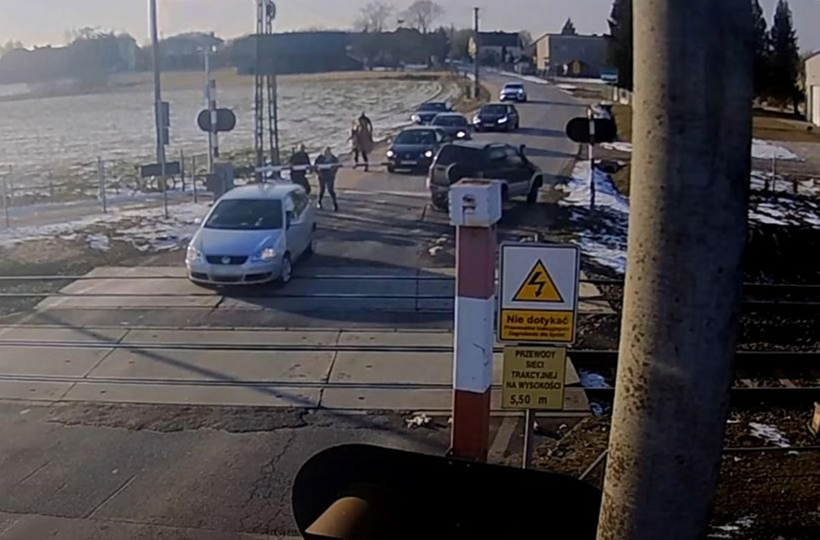 Stara Wieś. Kobieta wjechała na przejazd kolejowy i nie mogła ruszyć dalej. Mężczyzna ruszył z pomocą [ZDJĘCIA]