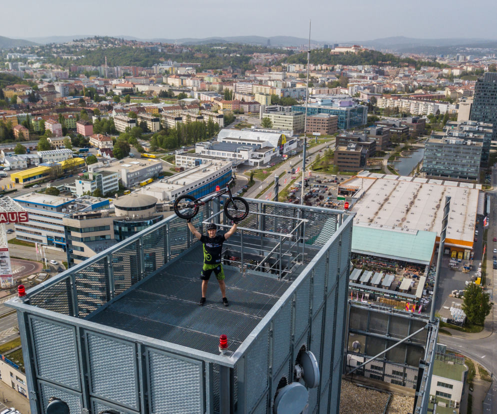 Krystian Herba wskoczył na najwyższy budynek Czech!