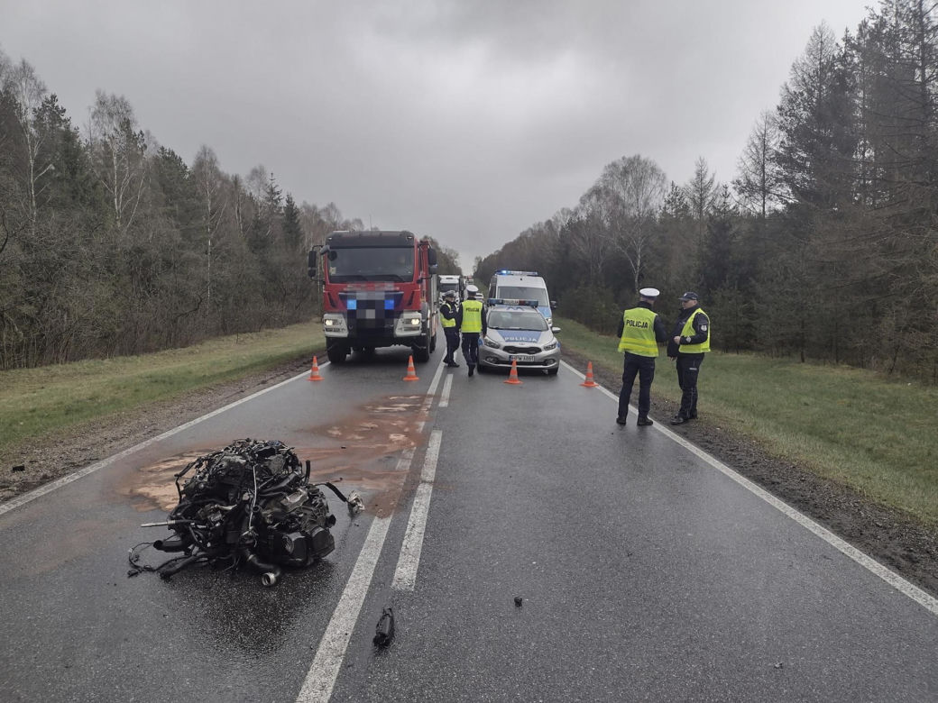 Biały Bór. Śmiertelny wypadek na drodze krajowej nr 25. Dwóch mężczyzn zginęło w zderzeniu z ciągnikiem 
