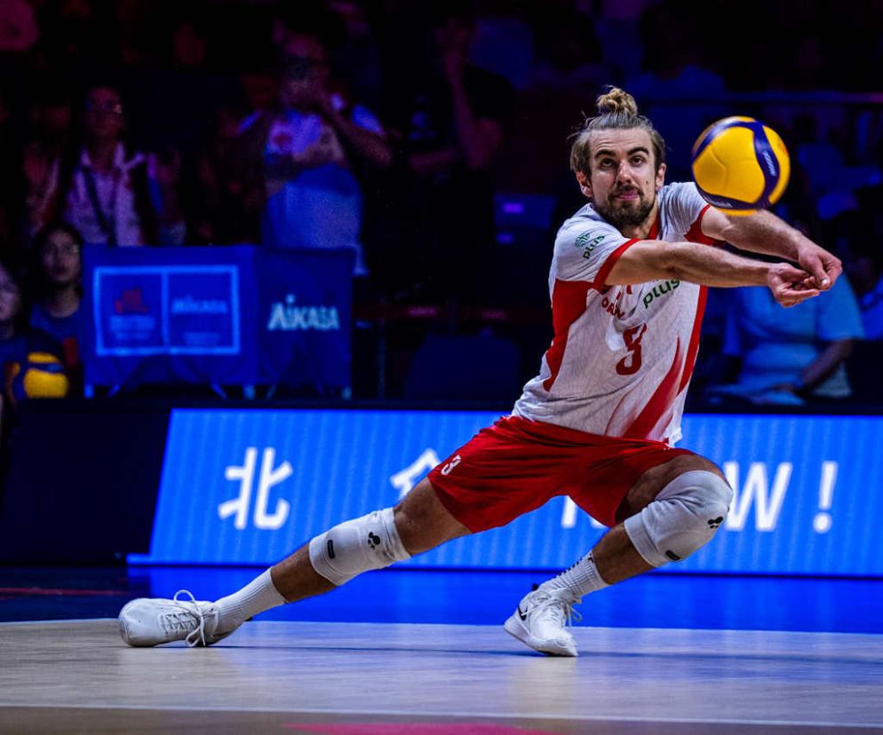 Siatkarz Artur Szalpuk odbija piłkę dołem podczas meczu. Relację z meczu Polska – Niemcy znajdziesz na SE Supersport.