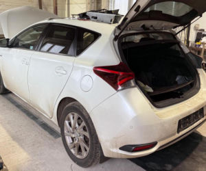 Koniec samochodowych złodziei! Policja rozbiła dziuplę pod Wołominem. Zatrzymano pasera