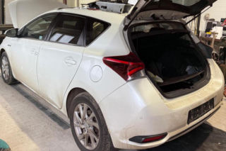 Koniec samochodowych złodziei! Policja rozbiła dziuplę pod Wołominem. Zatrzymano pasera