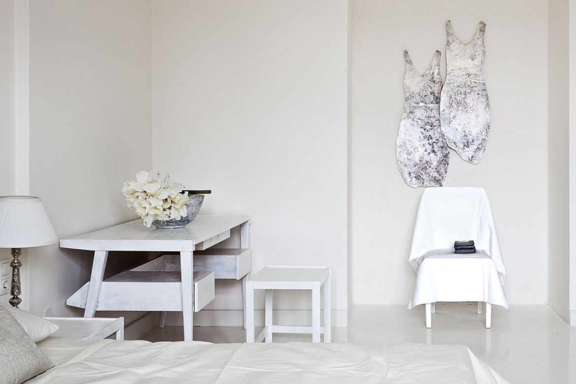 Szykowna sypialnia ze ścianami w kolorze off white