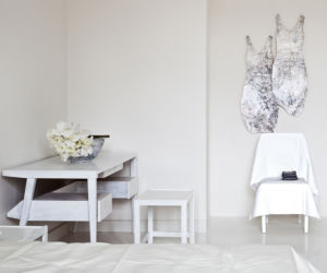 Szykowna sypialnia ze ścianami w kolorze off white