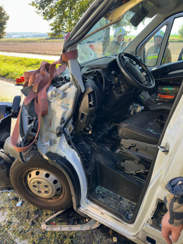 Zablokowana DK12 Leszno-Gostyń. Bus zderzył się z ciągnikiem rolniczym