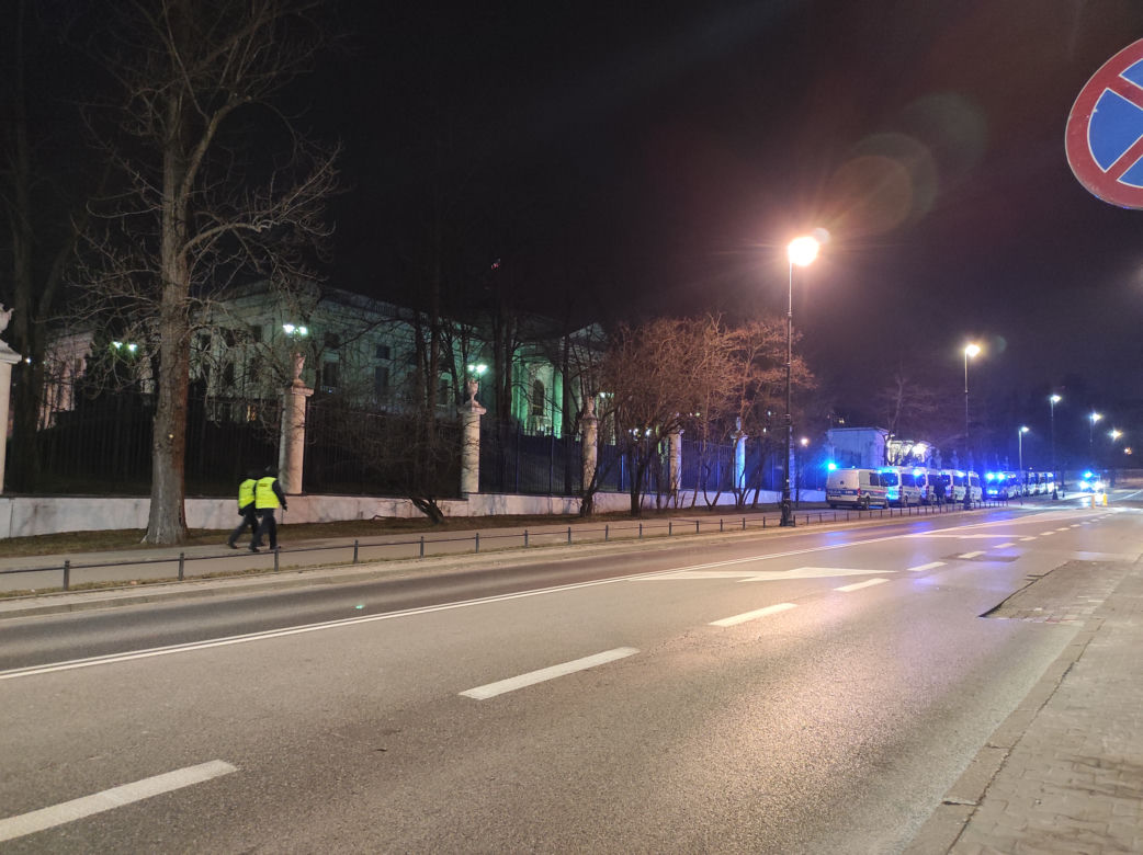 Policja ochrania ambasadę Rosji w Warszawie. Dziesiątki radiowozów