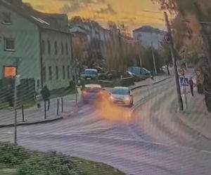 Wjechał na chodnik, minął dziecko i runął z wiaduktu. Nagranie mrozi krew w żyłach!