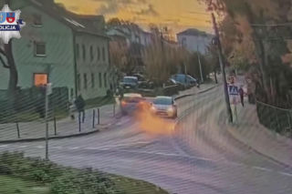 Wjechał na chodnik, minął dziecko i runął z wiaduktu. Nagranie mrozi krew w żyłach!