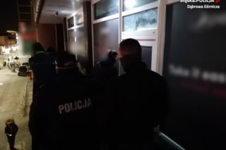 Klub Easy w Dąbrowie Górniczej otwarty mimo obostrzeń. Bawiło się tam 100 osób, interweniowała policja i sanepid