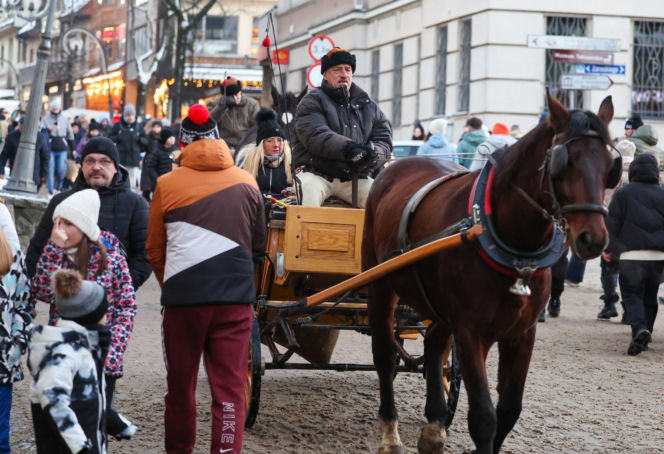 Fatalne warunki w Tatrach. Jest mroźno, ślisko, a szlaki są zasypane śniegiem. TPN ostrzega turystów