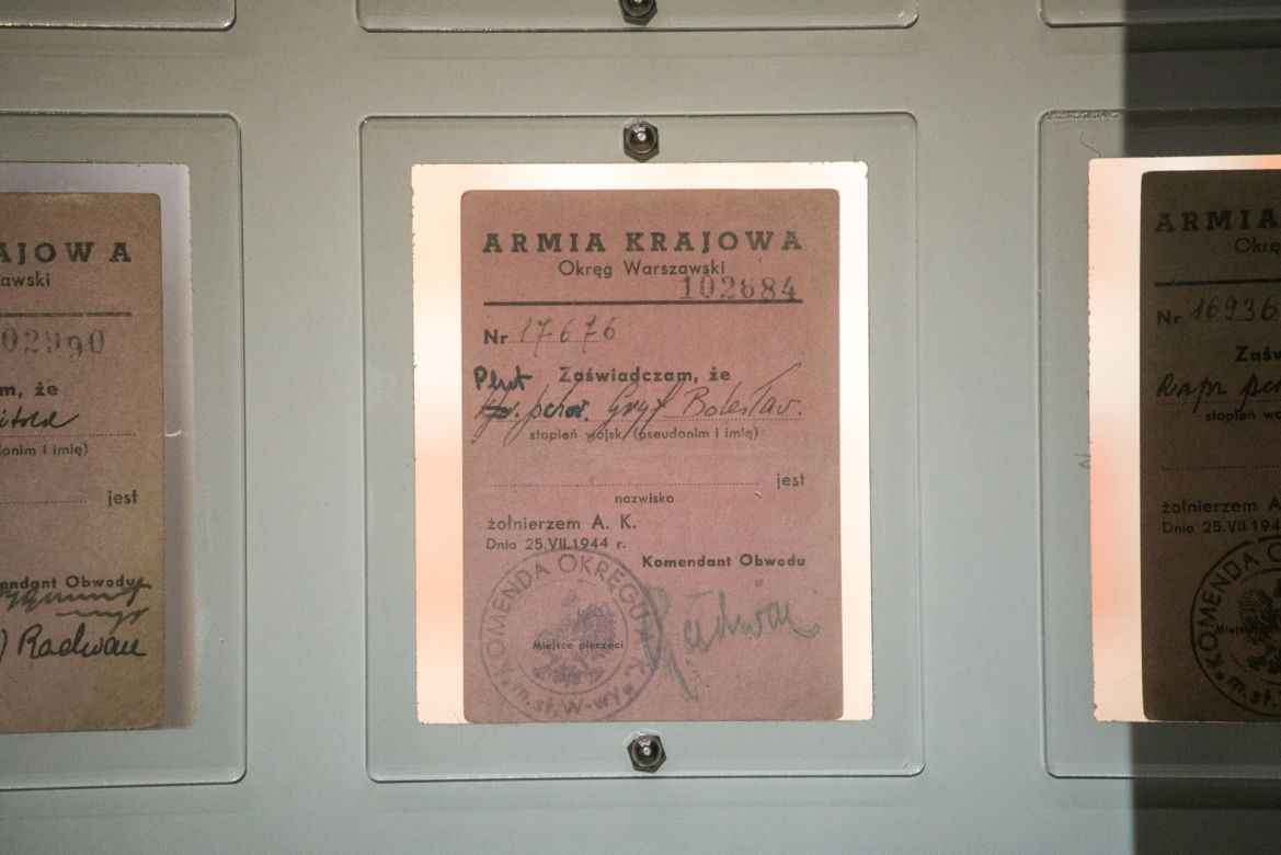 Czy ktoś rozpozna jeszcze powstańca po numerze legitymacji lub pseudonimie? 