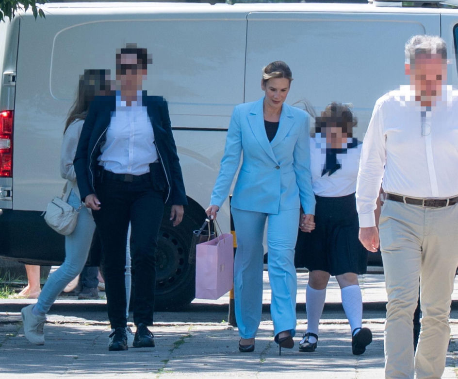 Marta Nawrocka z córką Kasią na zakończenie roku szkolnego