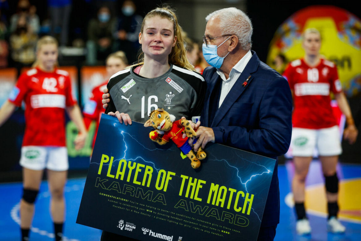 Bramkarka Althea Reinhardt trafiona piłką w twarz. Koszmarne zdjęcie