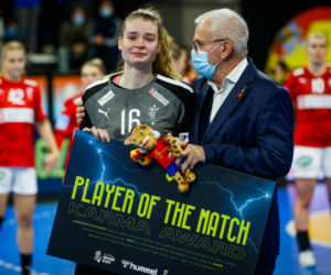 Bramkarka Althea Reinhardt trafiona piłką w twarz. Koszmarne zdjęcie