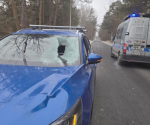 Bryła lodu wbiła się w przednią szybę. Zaniedbanie mogło skończyć się tragedią